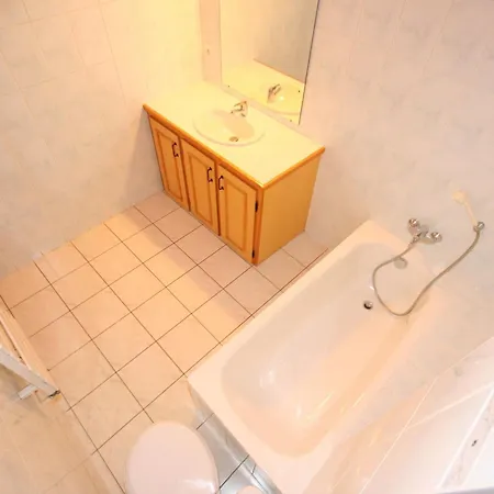 4 Pieces, 8 Pers., Proche Centre Et Remontees, Animaux Admis, Parking, Wifi - Fr-1-676-103